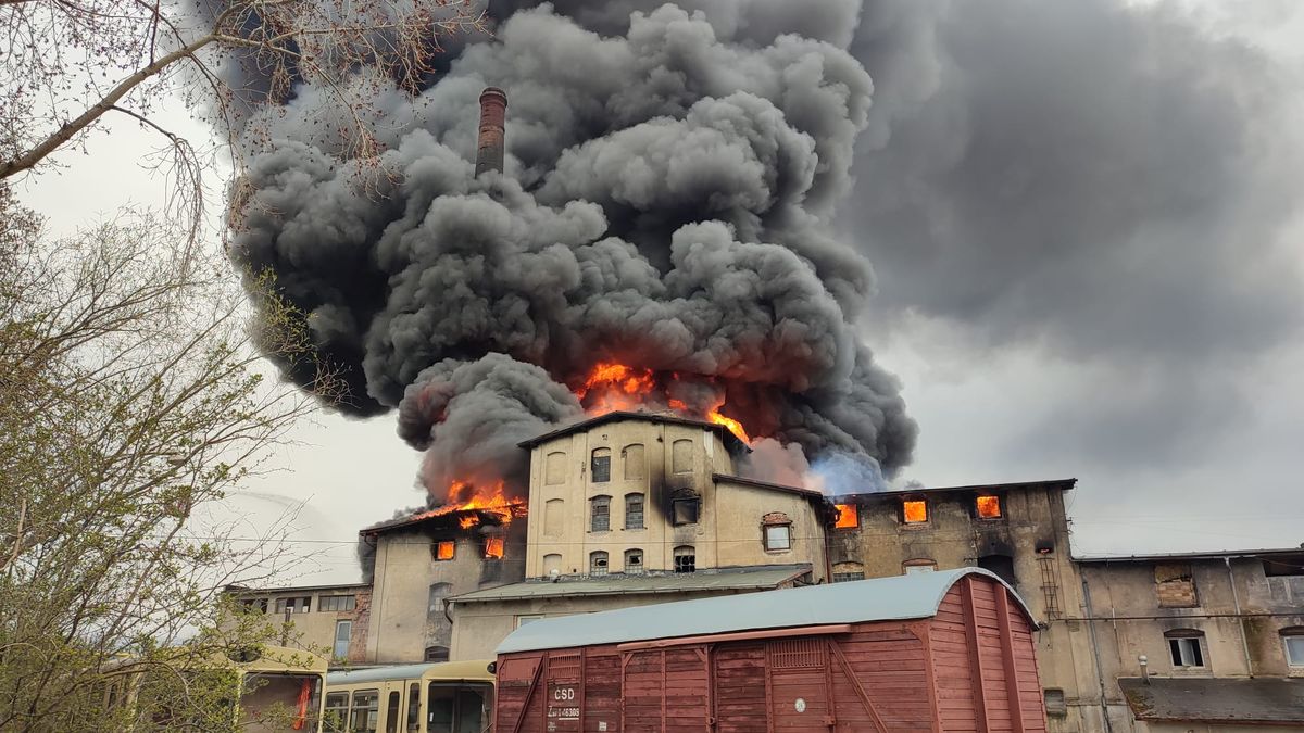 Fotky: Hasiči zasahují u požáru cihelny. Vyhlásili třetí stupeň nebezpečí